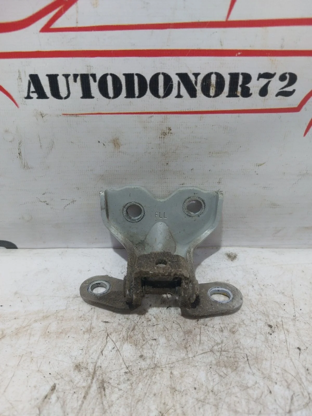 Петля двери передней левой нижняя Hyundai Solaris I (2010—2014)