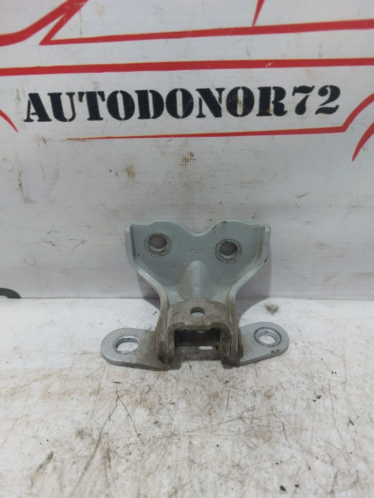 Петля двери передней правой нижняя Hyundai Solaris I (2010—2014)