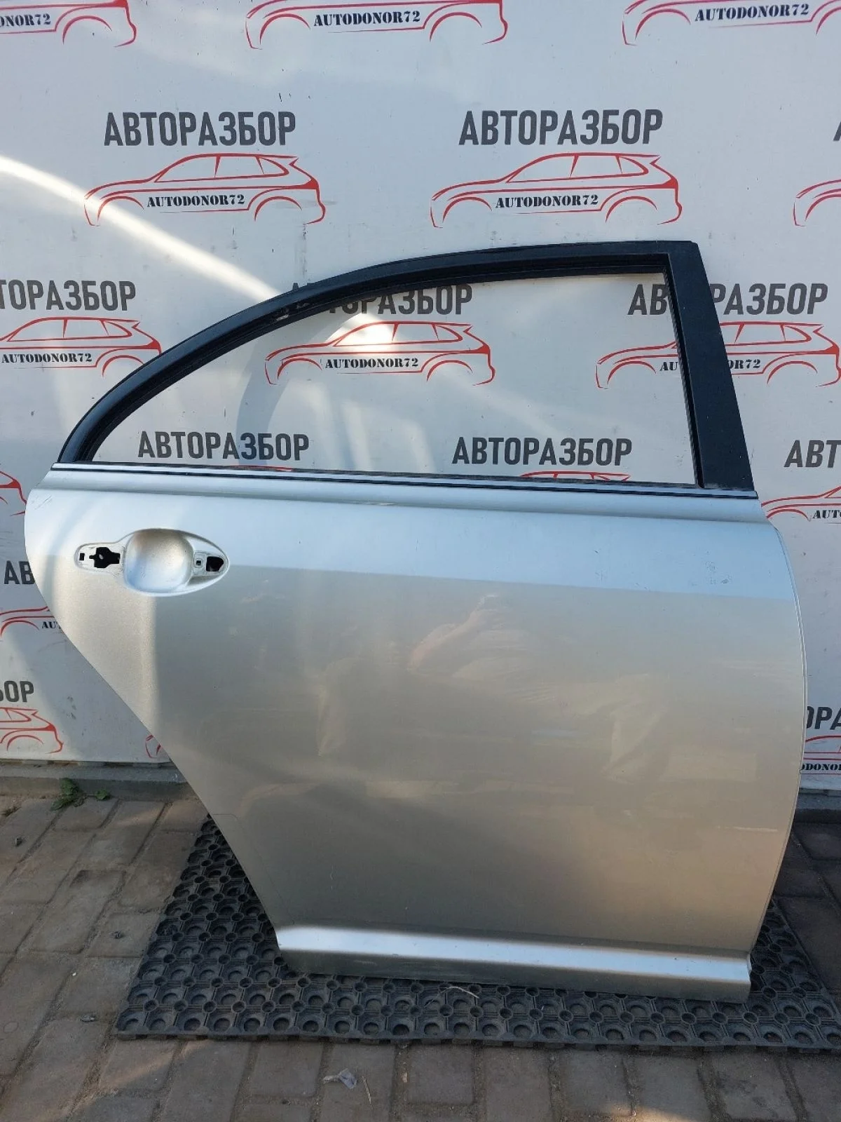 Дверь задняя правая Toyota Avensis T250 (2003—2006)