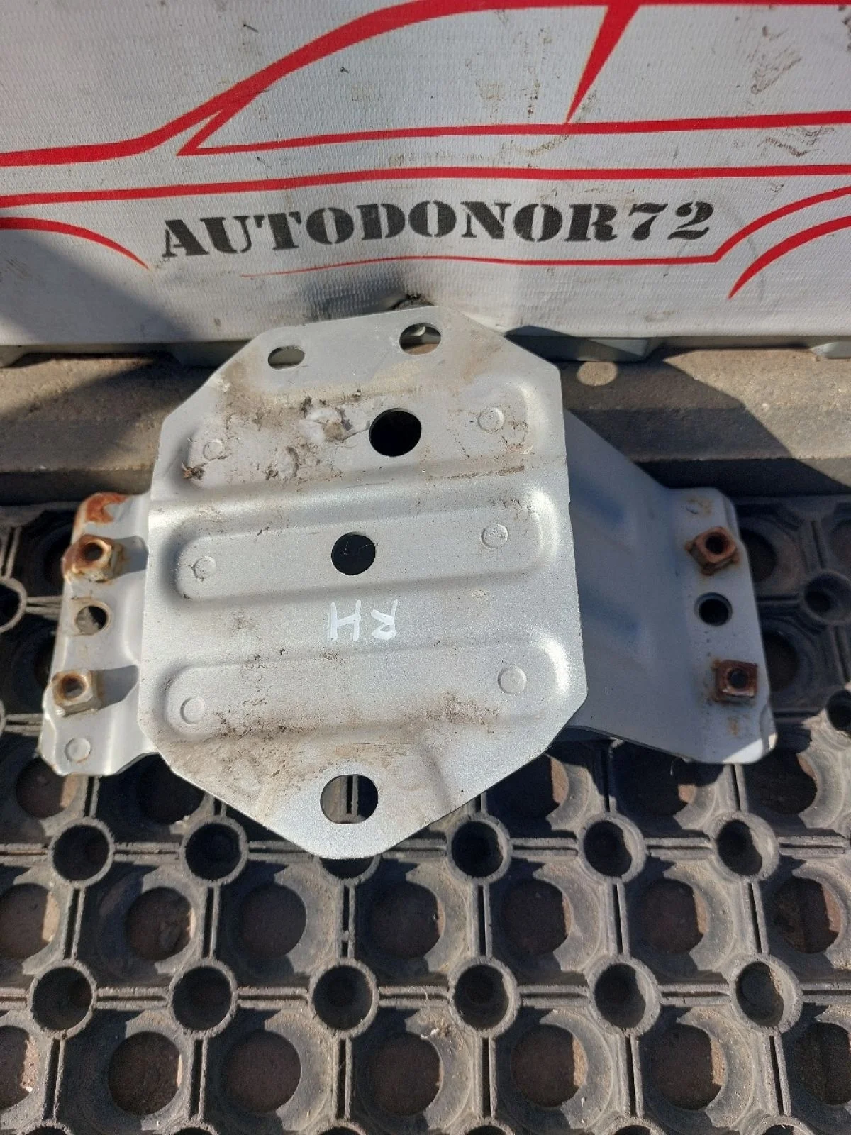 Кронштейн усилителя заднего бампера Toyota Avensis T250 (2003—2006)