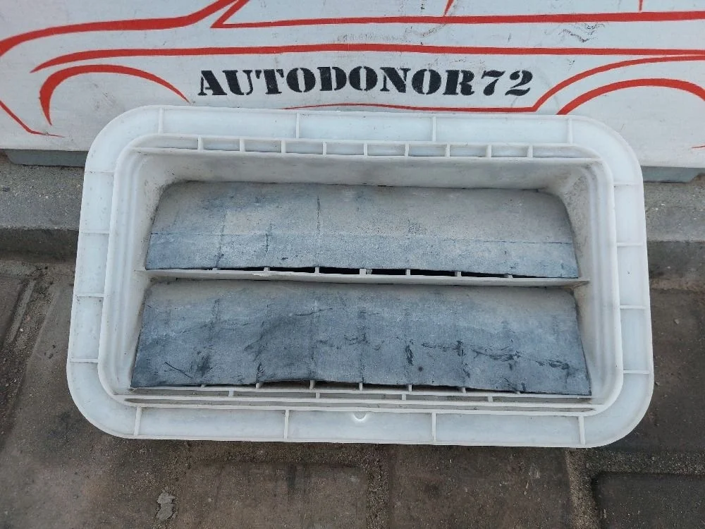 Решетка вентиляционная Toyota Avensis T250 (2003—2006)