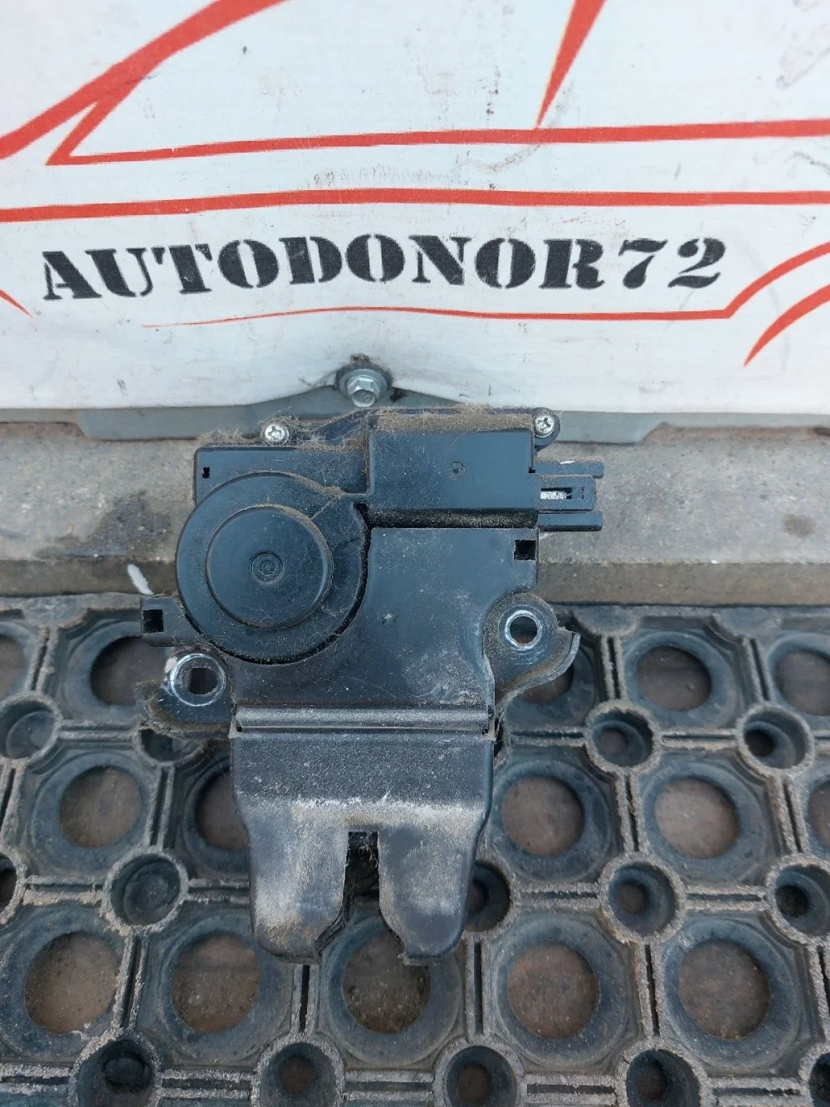 Замок крышки багажника Toyota Avensis T250 рестайлинг (2006—2009)