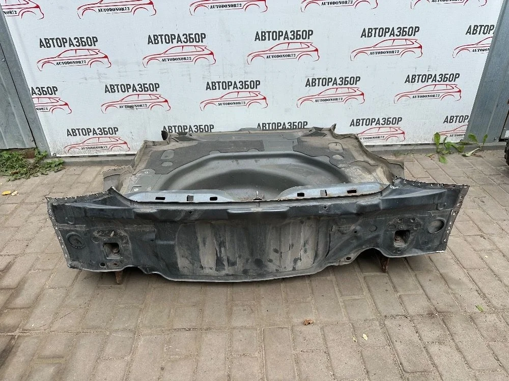 Задняя панель с тазиком Toyota Avensis T250 (2003—2006)