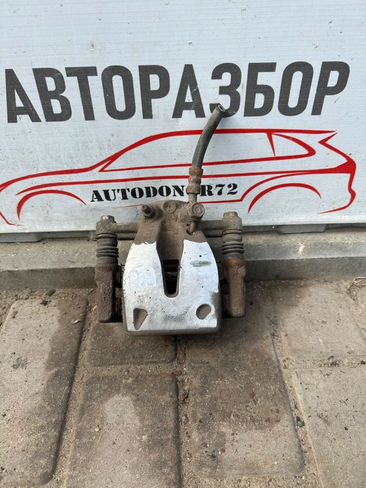 Суппорт тормозной задний правый Toyota Avensis T250 (2003—2006)