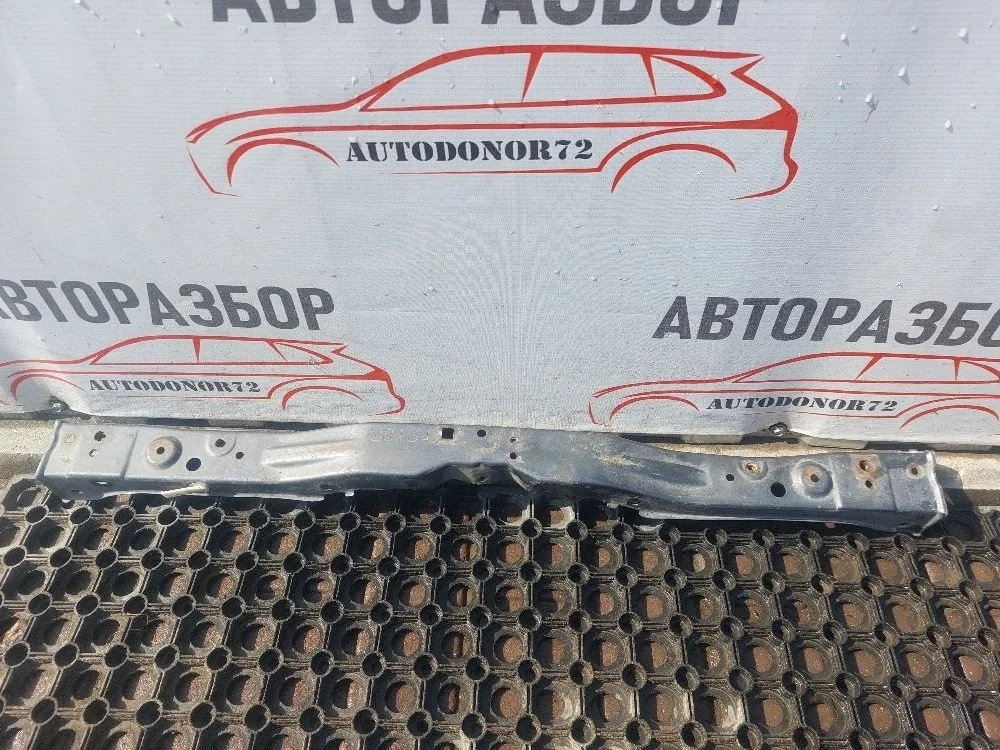 Рамка радиатора верхняя Toyota Avensis T250 (2003—2006)