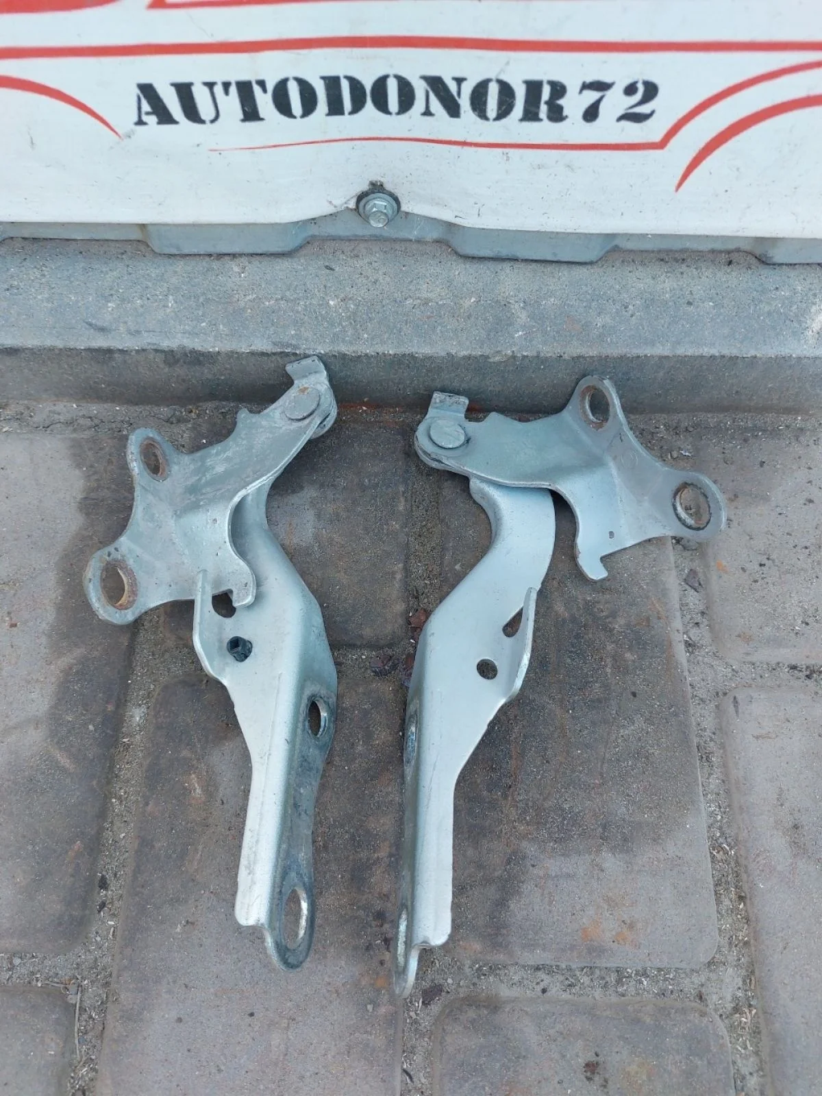 Петли капота Toyota Avensis T250 (2003—2006)