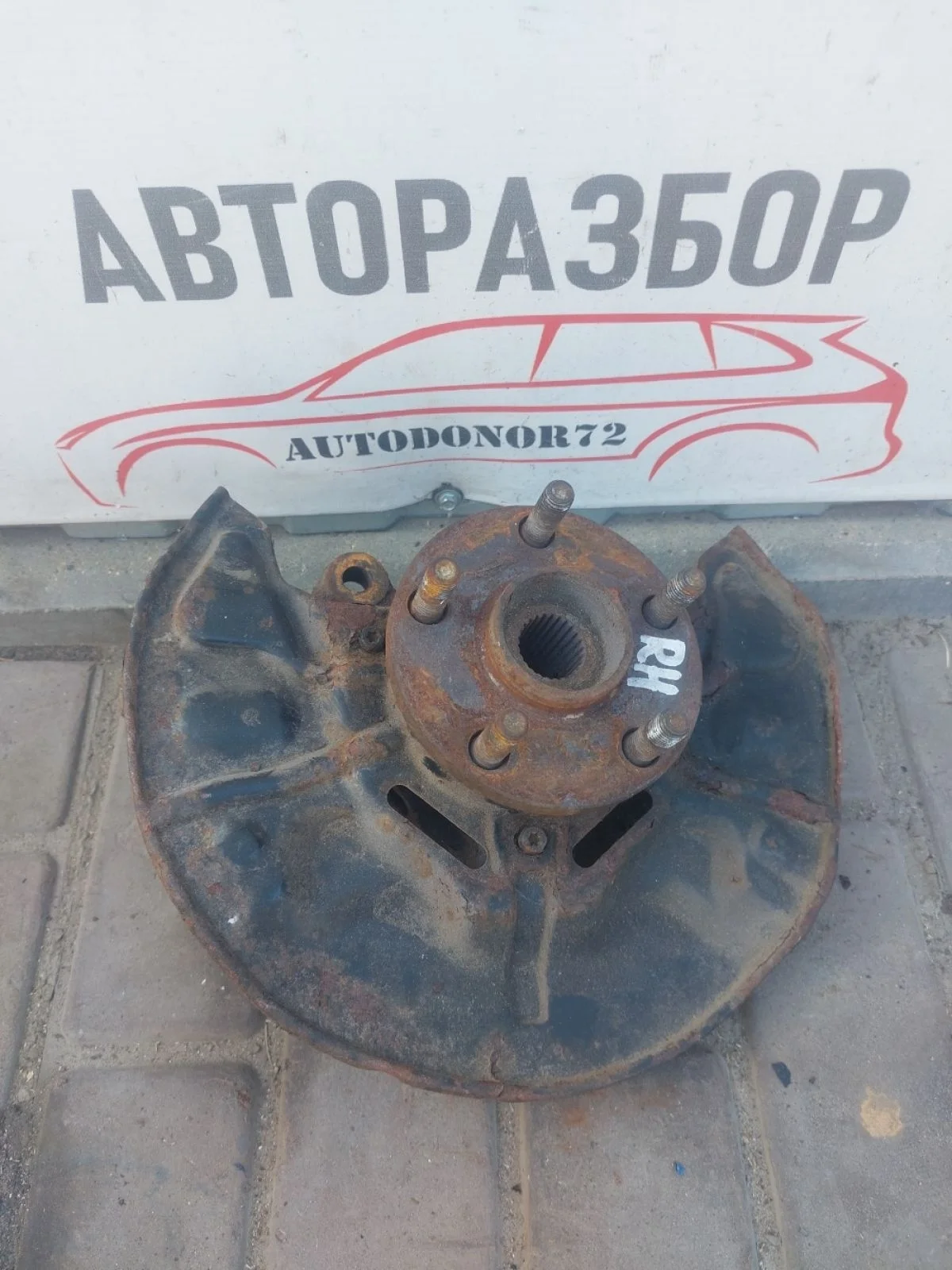 Кулак поворотный передний правый Toyota Avensis T250 (2003—2006)