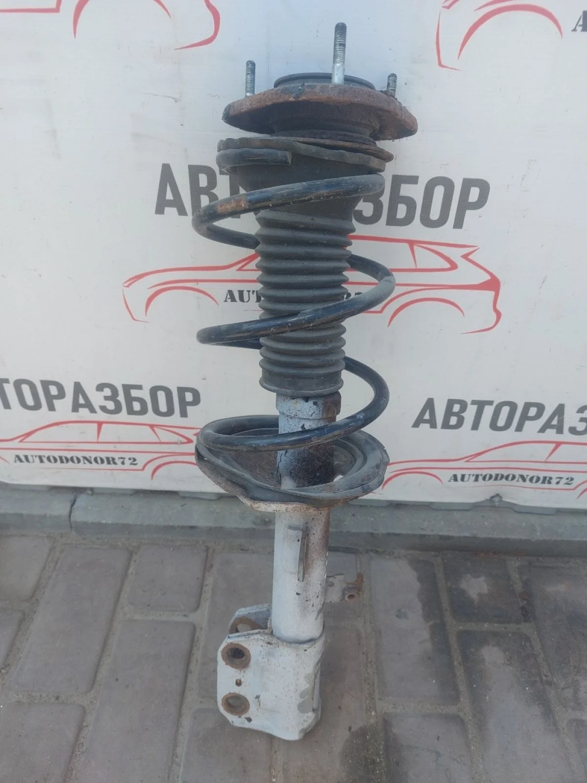 Амортизатор передний левый Toyota Avensis T250 рестайлинг (2006—2009)