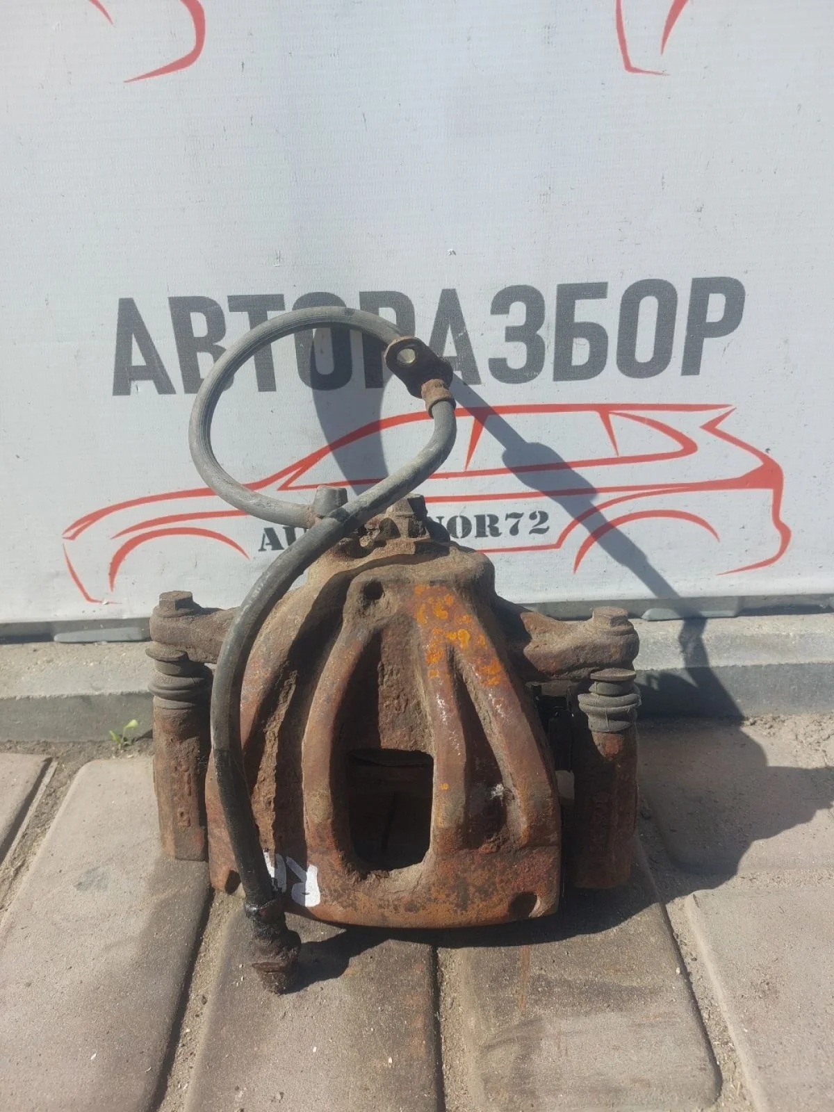 Суппорт тормозной передний правый Toyota Avensis T250 (2003—2006)