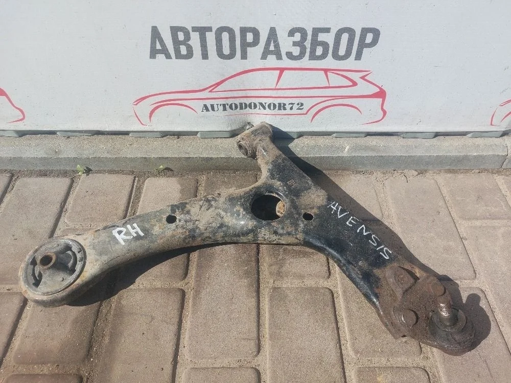 Рычаг передний правый Toyota Avensis T220 (1997—2000)