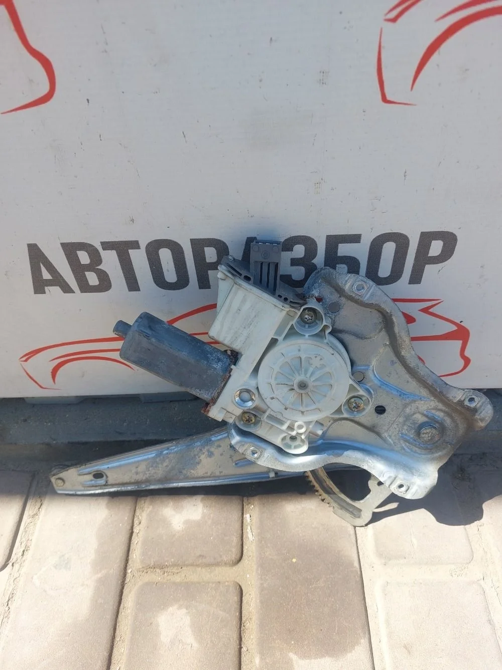 Стеклоподъемник задний правый Toyota Avensis T250 рестайлинг (2006—2009)