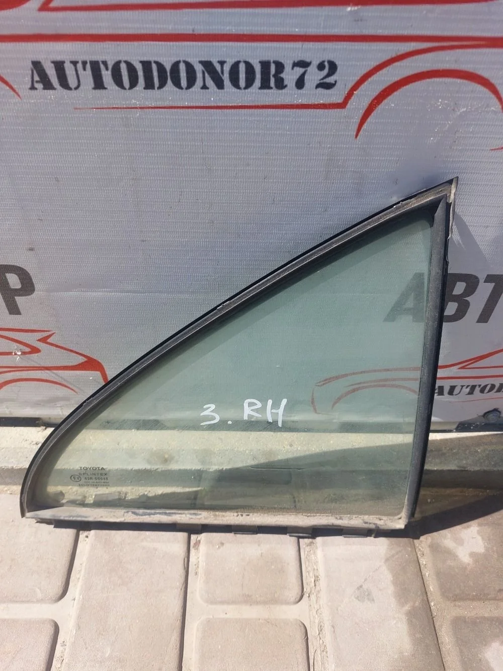 Форточка двери задней правой Toyota Avensis T250 (2003—2006)
