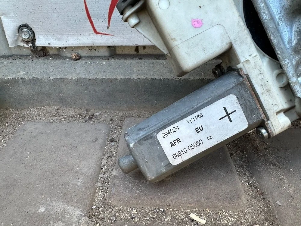 Стеклоподъемник электр. передний правый Toyota Avensis T250 (2003—2006)