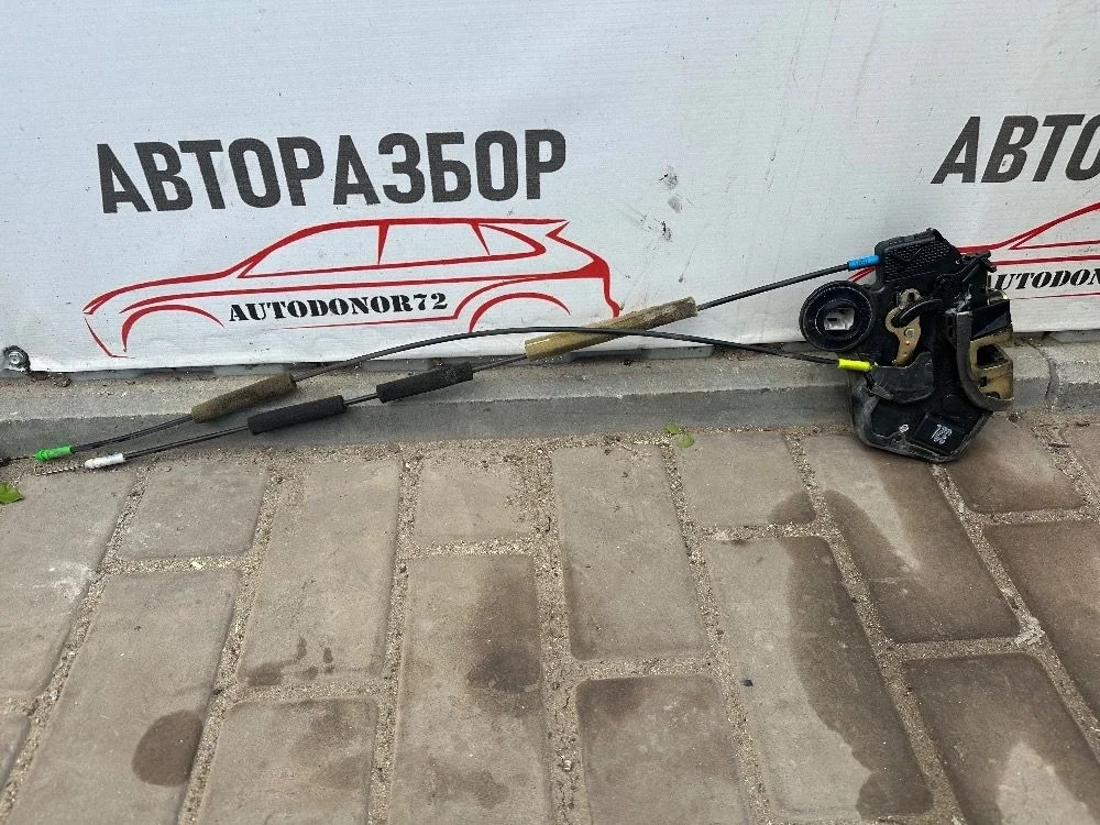 Замок двери задней левой Toyota Avensis T250 (2003—2006)