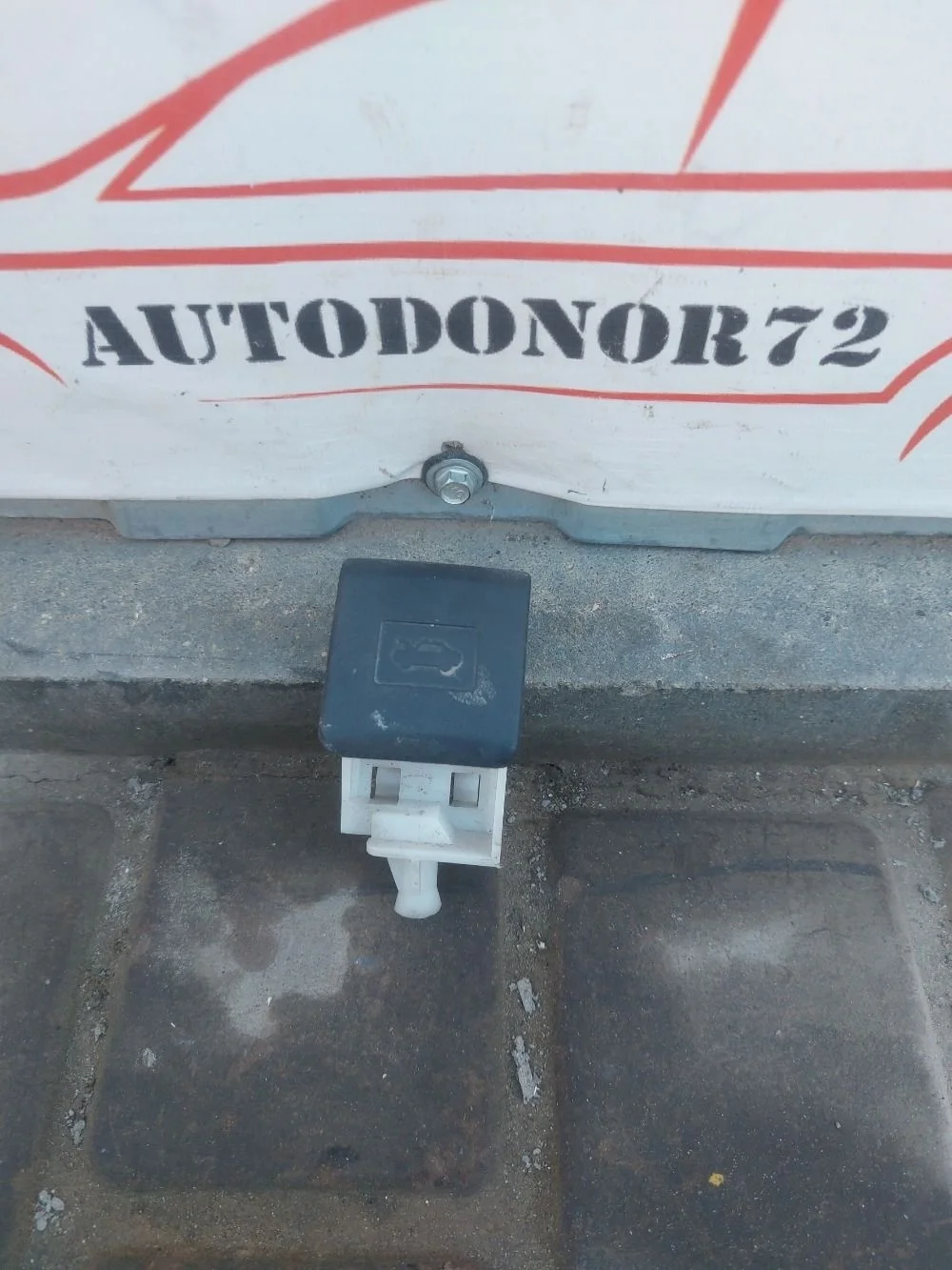 Ручка открывания капота Toyota Corolla IX рестайлинг (2003—2007)