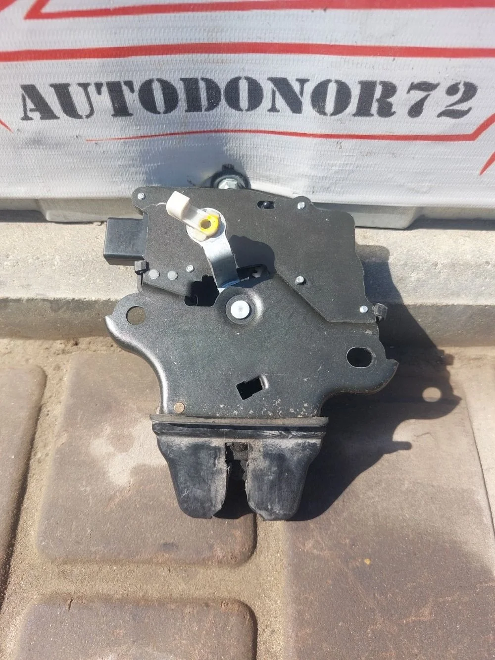 Замок крышки багажника Toyota Avensis T250 (2003—2006)