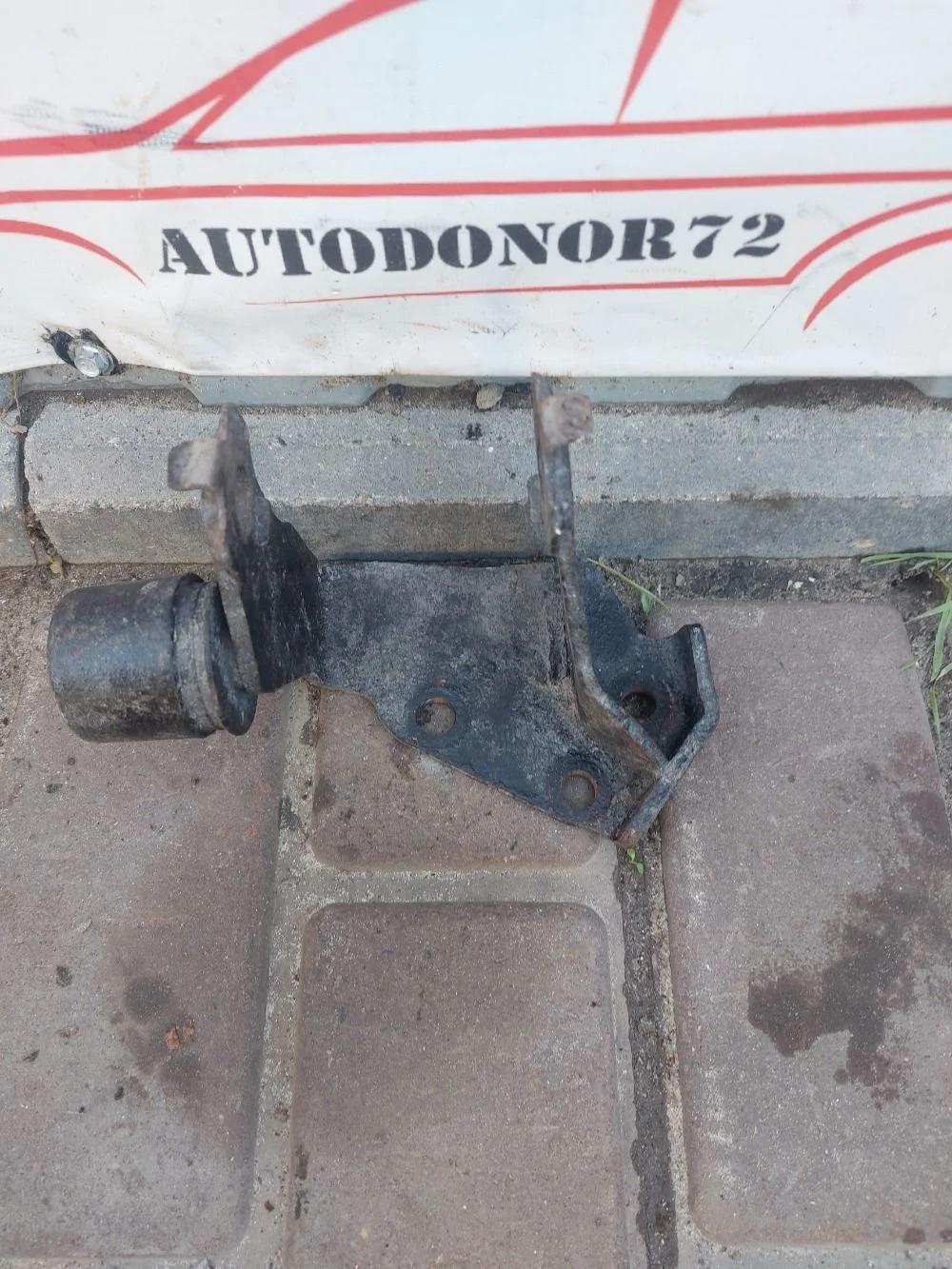 Кронштей креплегия МКПП Toyota Avensis T250 (2003—2006)