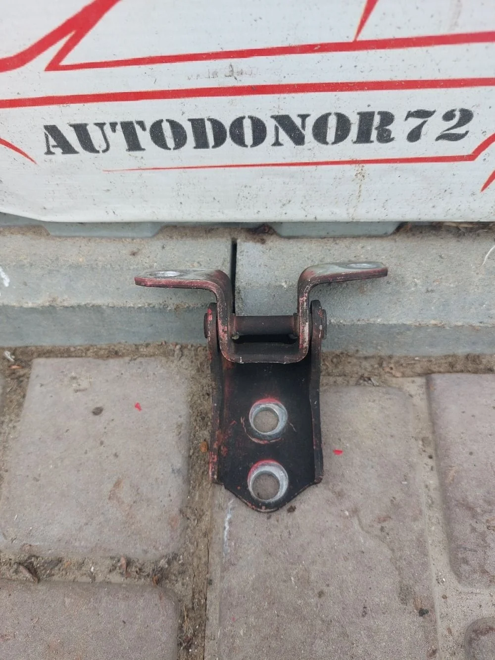 Петля двери передней правой верхняя Mazda 3 BK (2003—2006)