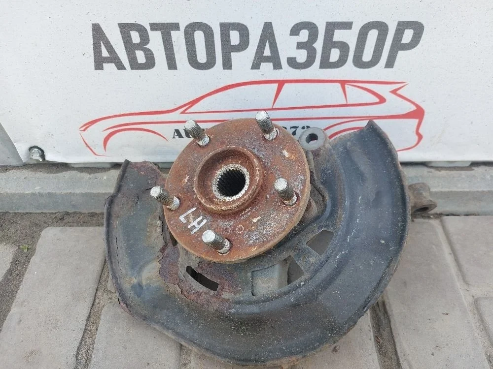 Кулак поворотный передний левый Toyota Avensis T270 (2008—2011)