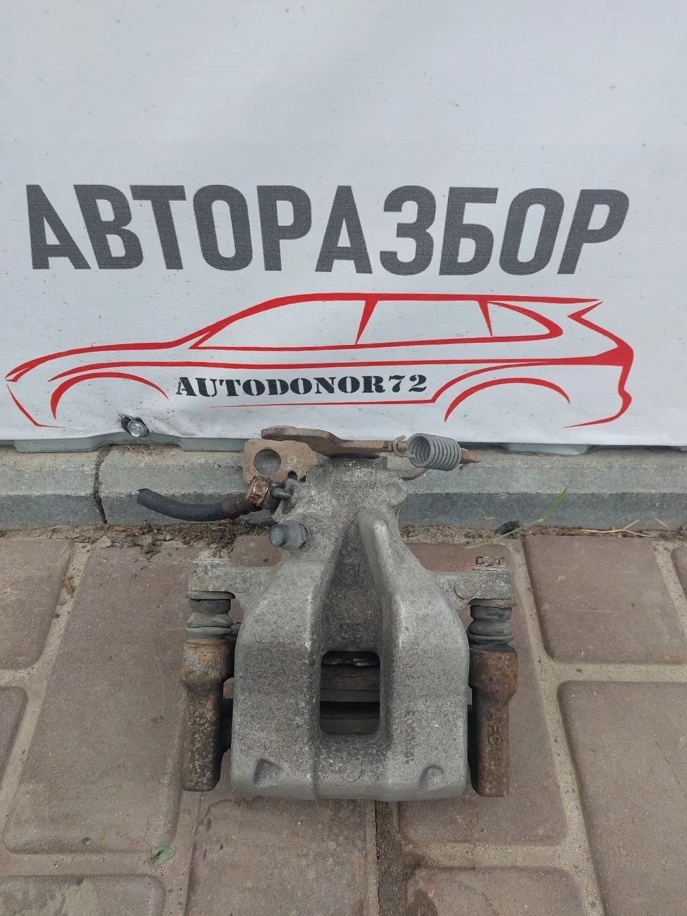 Суппорт тормозной задний левый Toyota Avensis T270 (2008—2011)