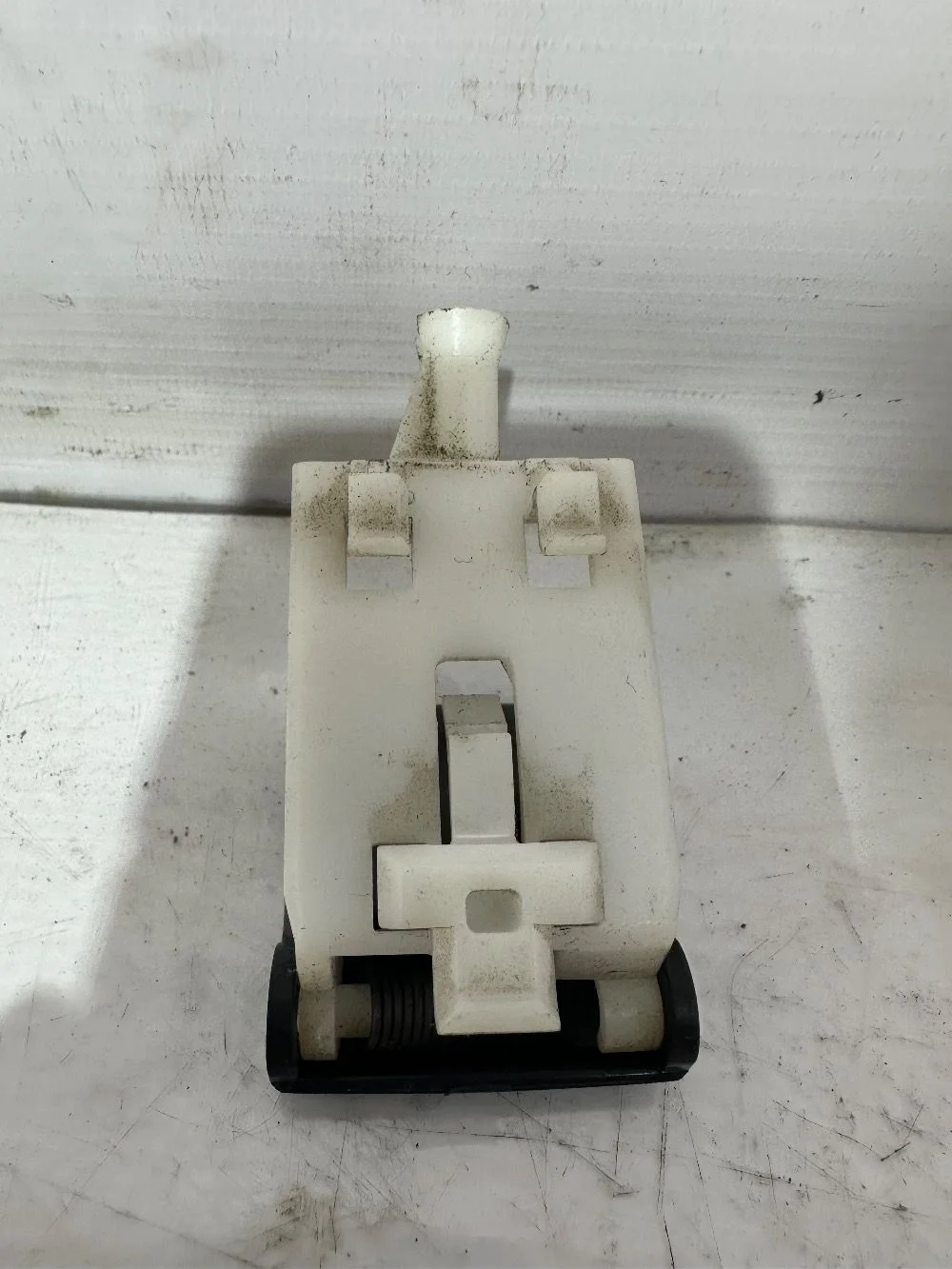 Ручка открывания капота Toyota Corolla IX рестайлинг (2003—2007)