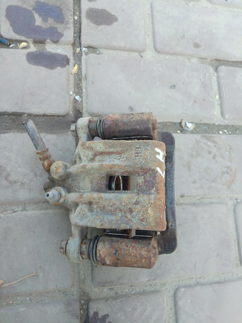 Суппорт тормозной левый Kia Ceed ED (2006—2010)