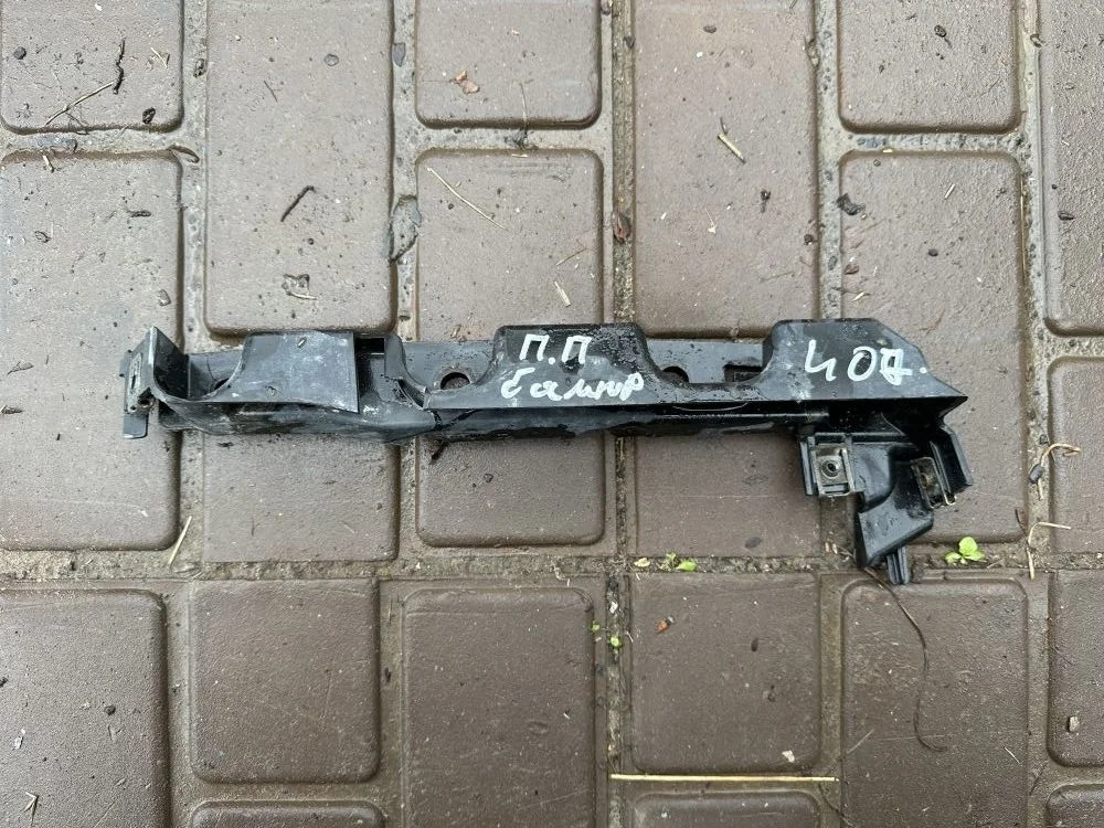Кронштейн переднего бампера правый Peugeot 407 I (2004—2011)