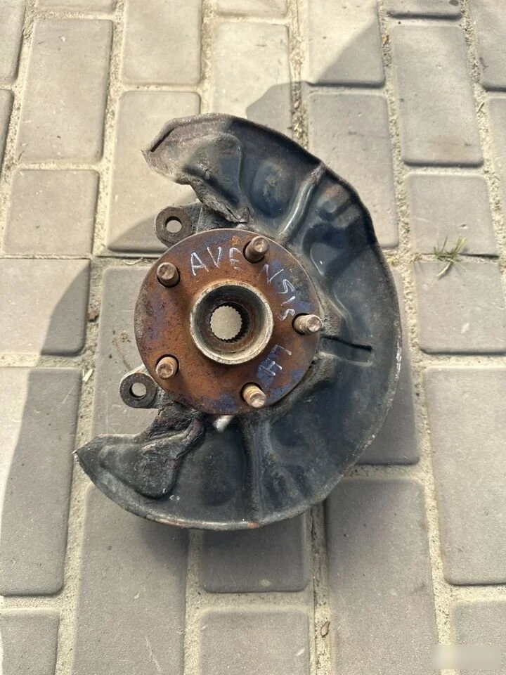 Кулак поворотный перед левый Toyota Caldina II рестайлинг (2000—2002)