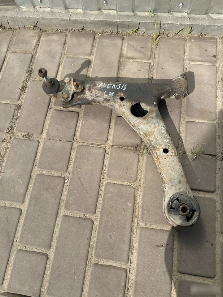 Рычаг передний левый Toyota Avensis T250 (2003—2006)