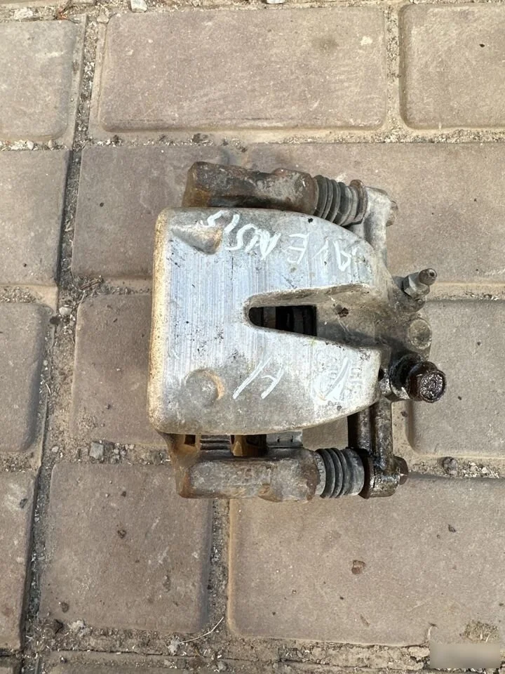 Суппорт тормозной задний прав Toyota Avensis T250 рестайлинг (2006—2009)