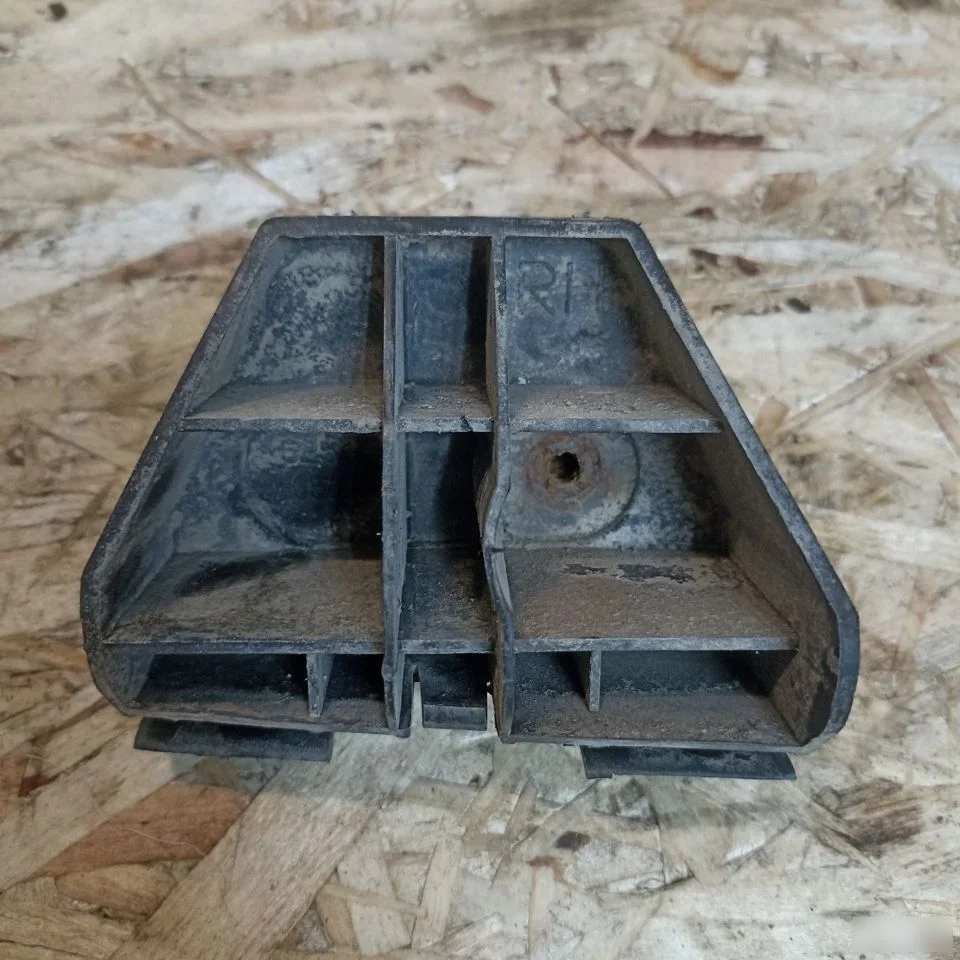 Направляющая заднего бампера прав Toyota Avensis T250 (2003—2006)