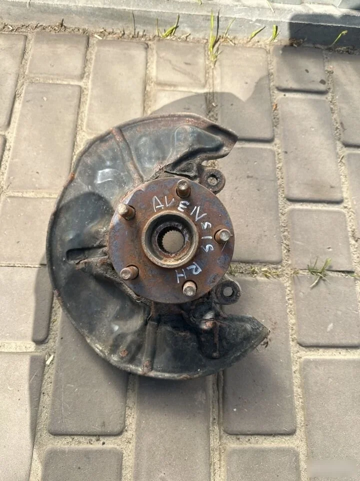 Кулак поворотный перед правый Toyota Caldina II рестайлинг (2000—2002)