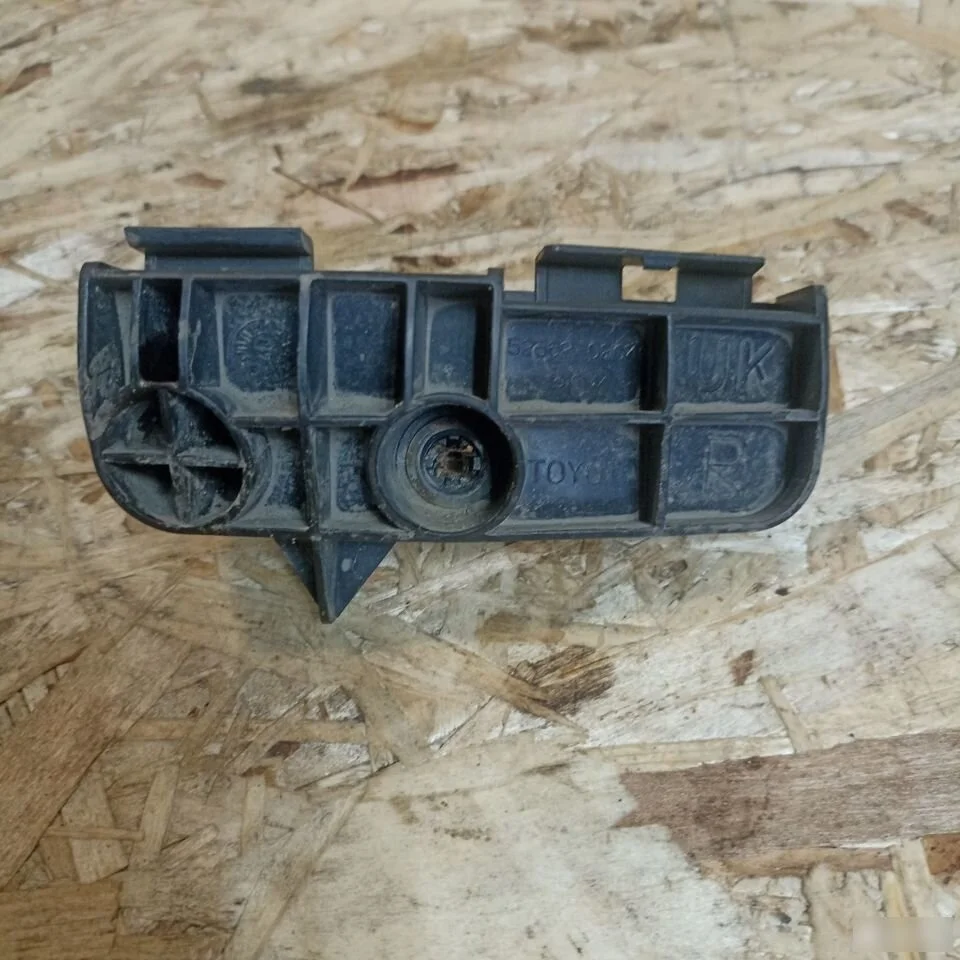 Направляющая заднего бампера правая Toyota Auris E150 (2006—2010)