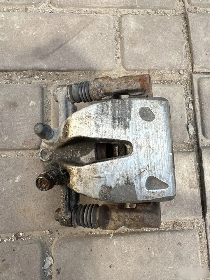 Суппорт тормозной задний лев Toyota Avensis T250 (2003—2006)