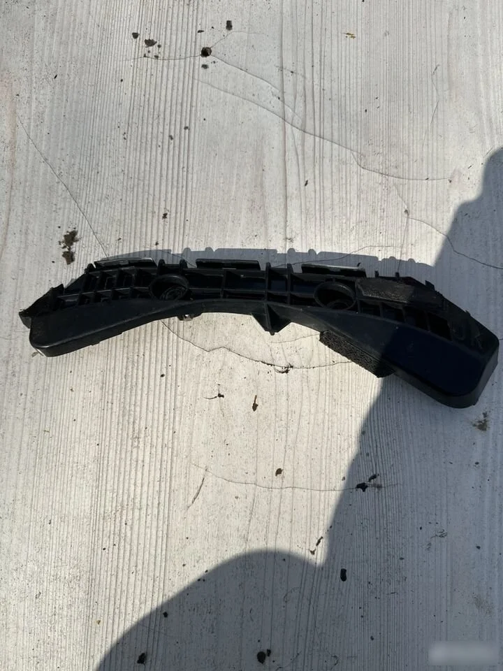 Кронштейн заднего бампера левый Toyota Auris E150 (2006—2010)