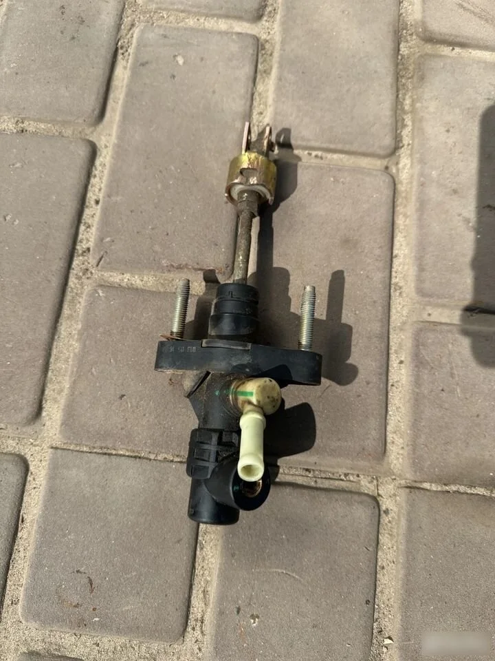 Главный цилиндр сцепления Toyota Avensis T250 рестайлинг (2006—2009)