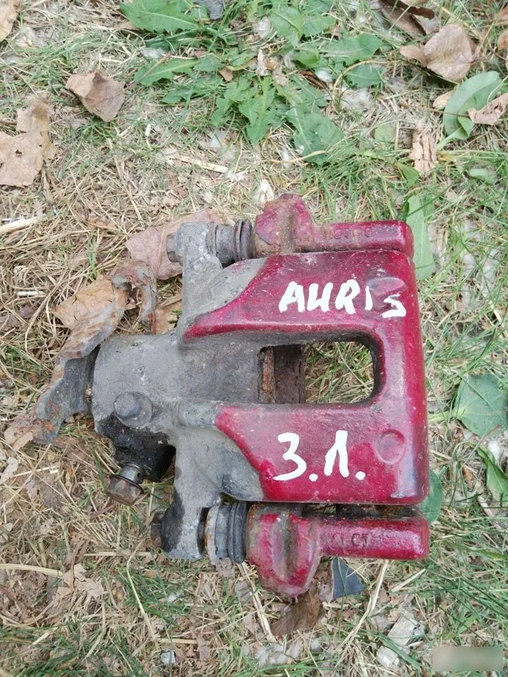 Суппорт задний левый Toyota Auris E150 (2006—2010)