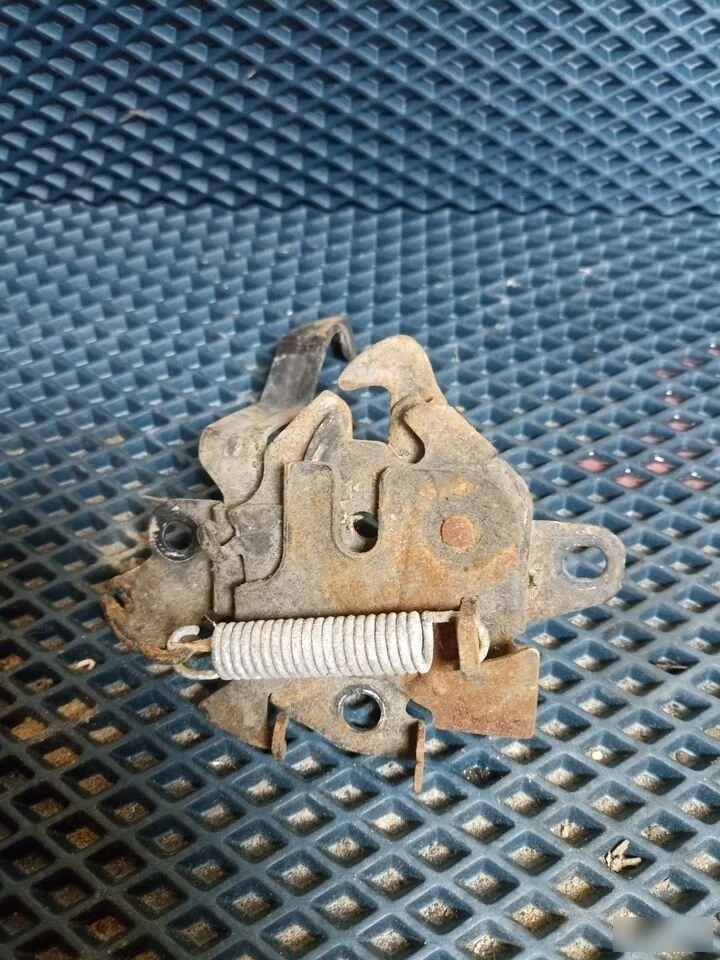 Замок капота Toyota Auris E150 (2006—2010)