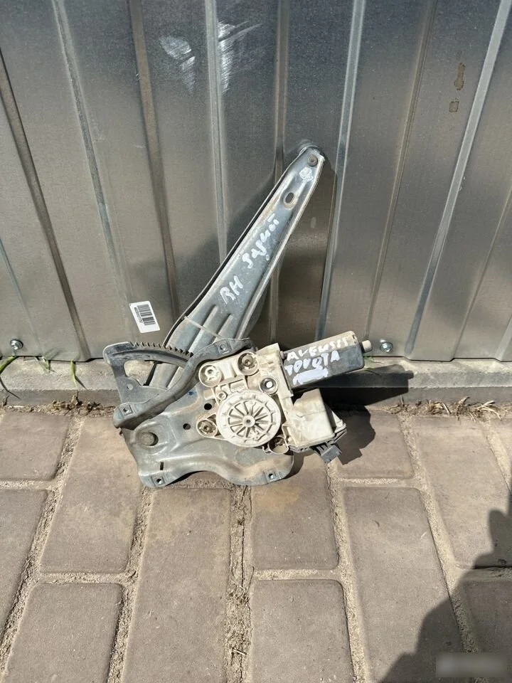 Стеклоподъемник задний правый Toyota Avensis T250 рестайлинг (2006—2009)