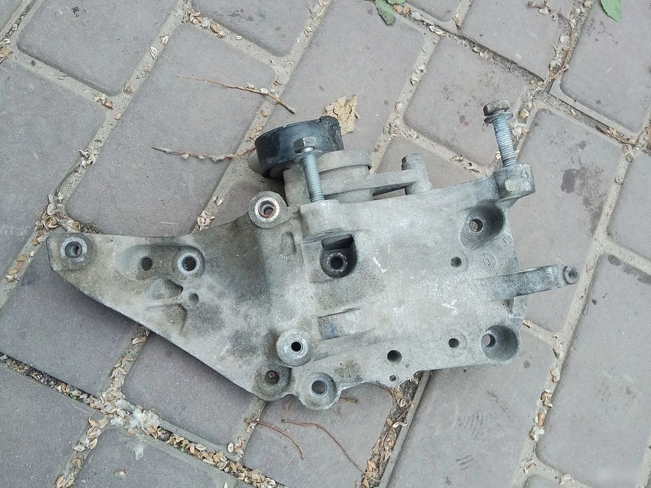 Кронштейн крепления генератора Peugeot 408 I (2012—2017)