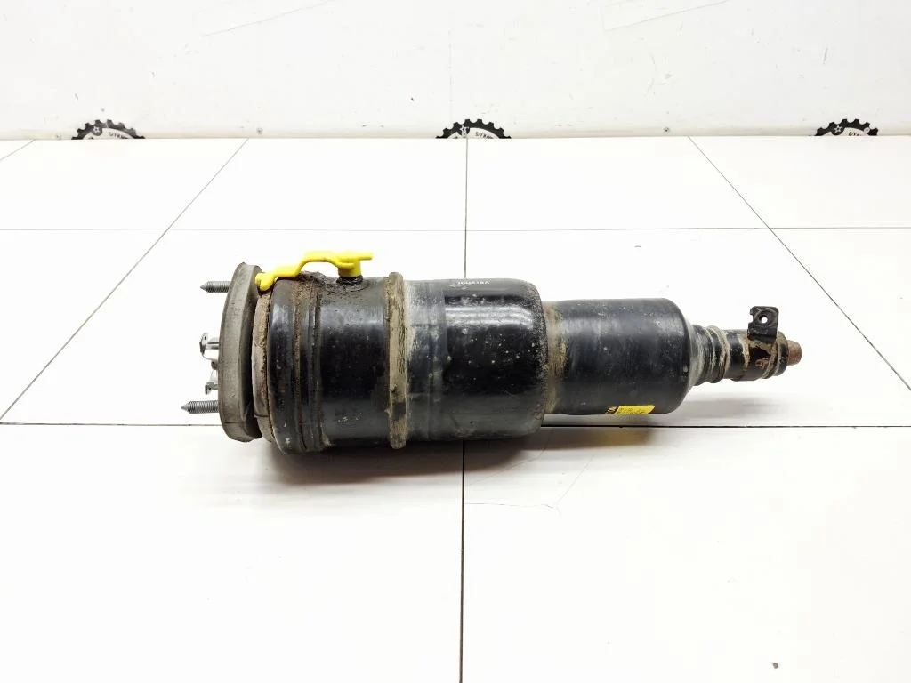 Амортизатор передний левый Lexus LS460 XF40