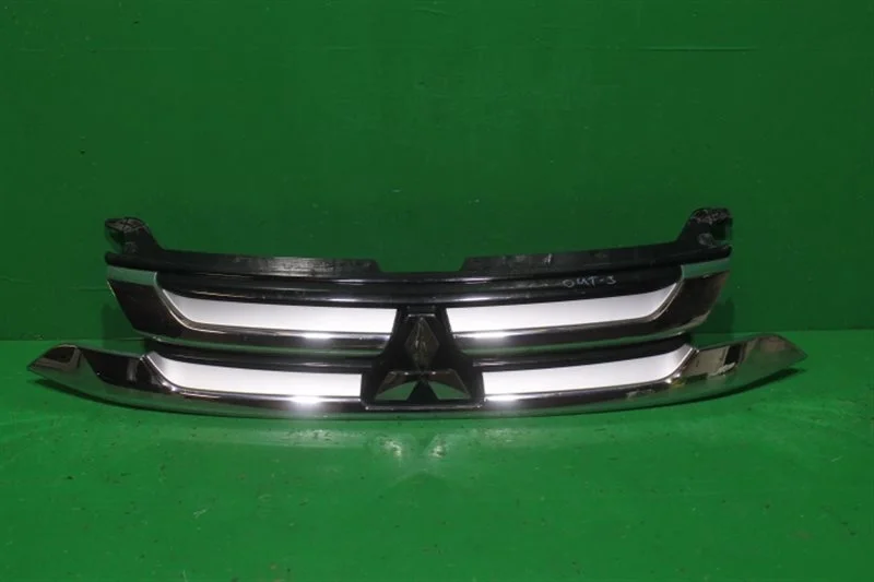 Решетка радиатора MITSUBISHI OUTLANDER 2015-2018 3