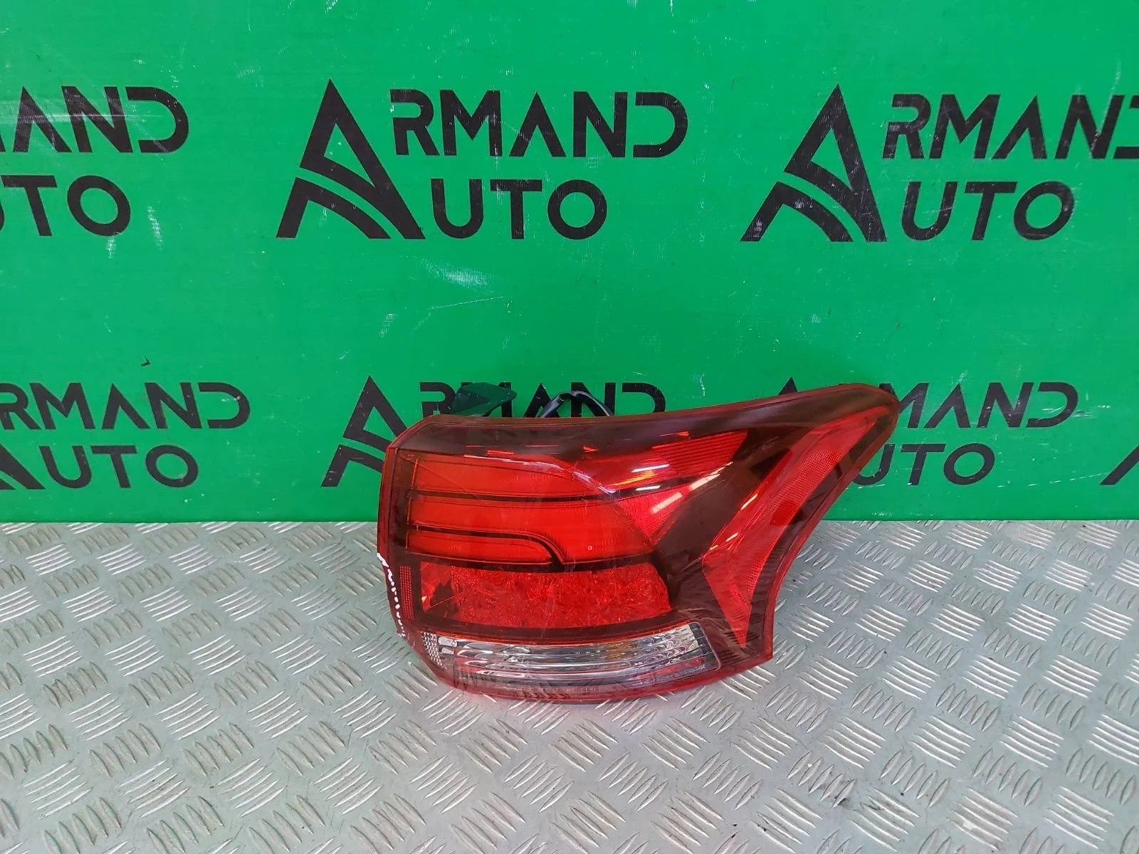 Фонарь внешний Mitsubishi Outlander 2015-нв 3