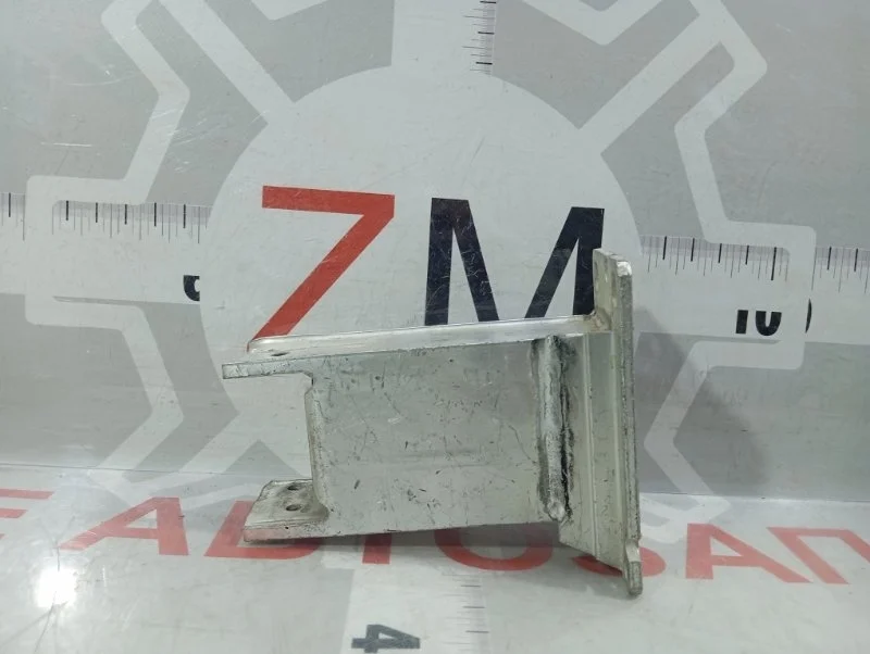 Кронштейн усилителя бампера передний левый Audi Q5