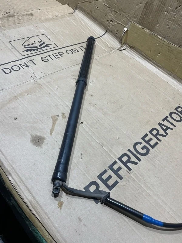 Амортизатор двери багажника Lexus Rx300 2019 6891048071 AGL20 8AR-FTS 2.0, задний правый