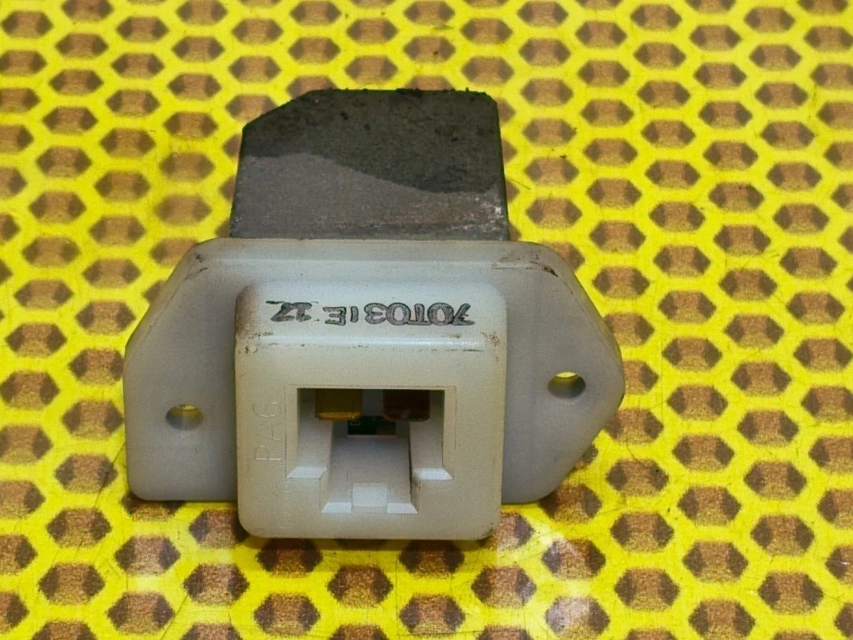 Резистор печки Nissan Juke 2011 2722670T03 F15 HR16DE