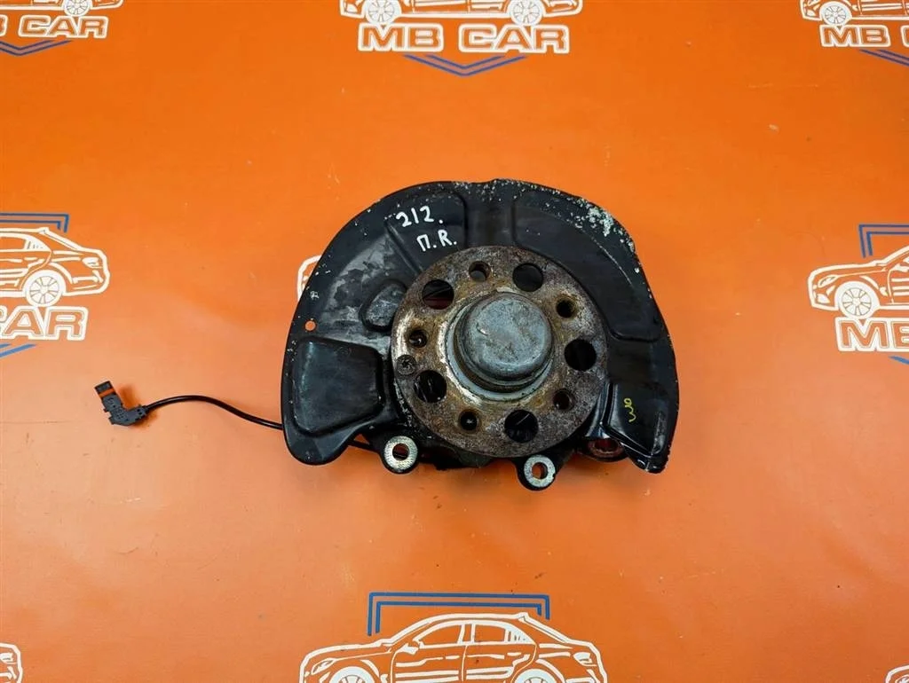 Кулак поворотный передний правый Mercedes-Benz