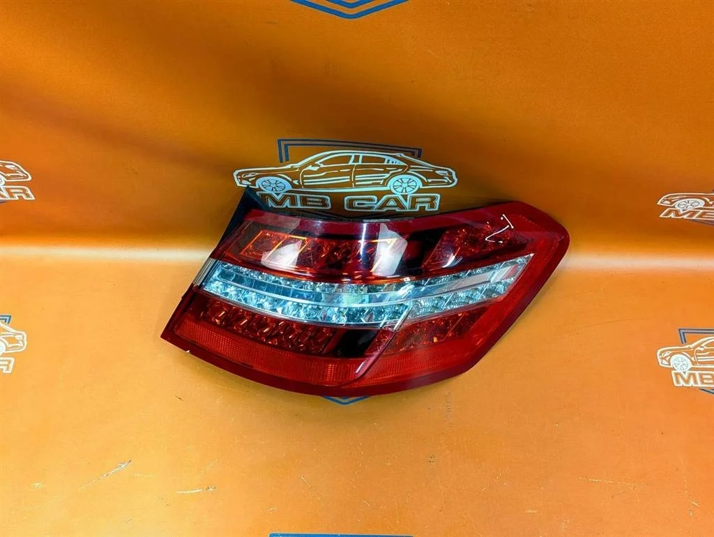 Фонарь задний правый Mercedes-Benz