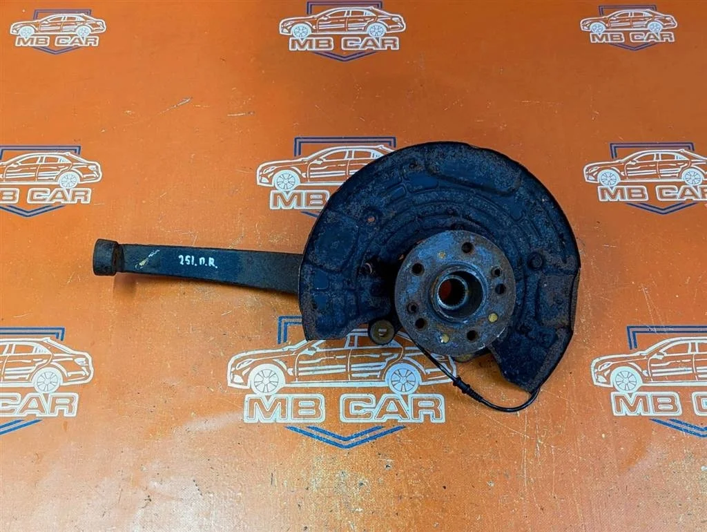 Кулак поворотный передний правый Mercedes-Benz