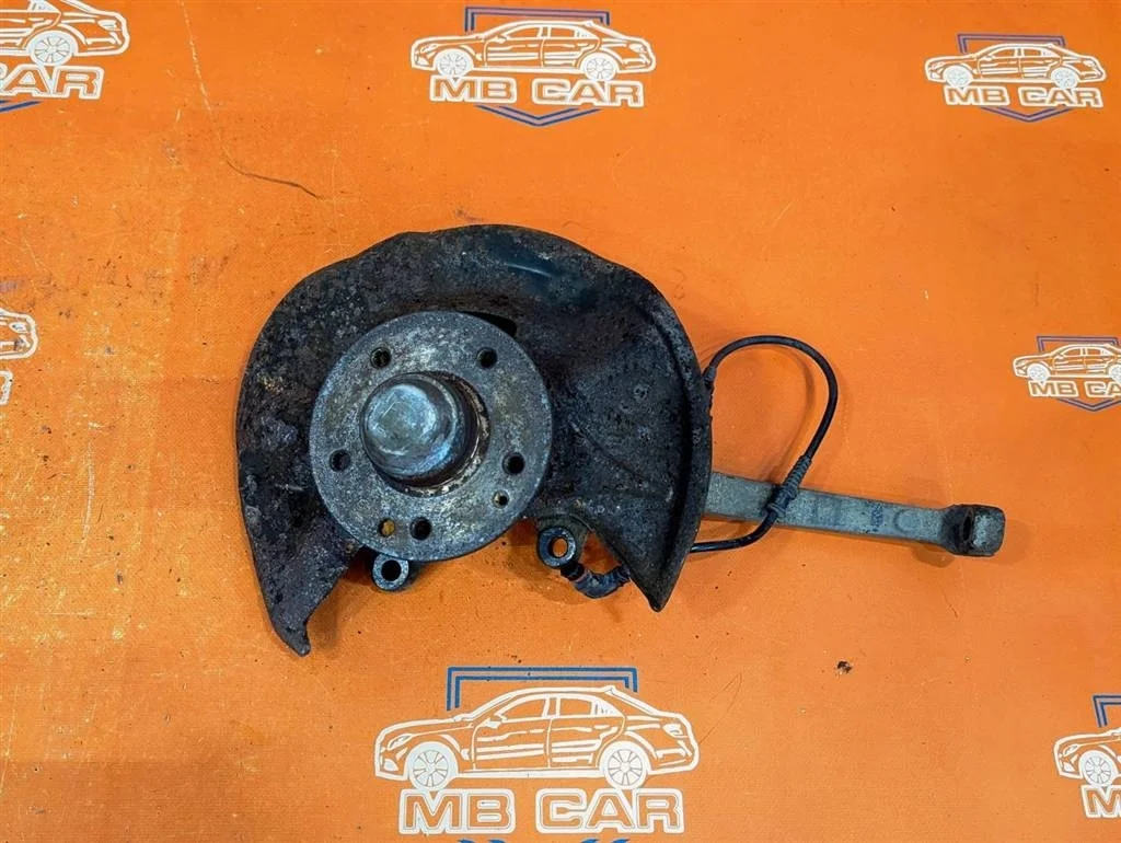 Кулак поворотный передний правый Mercedes-Benz